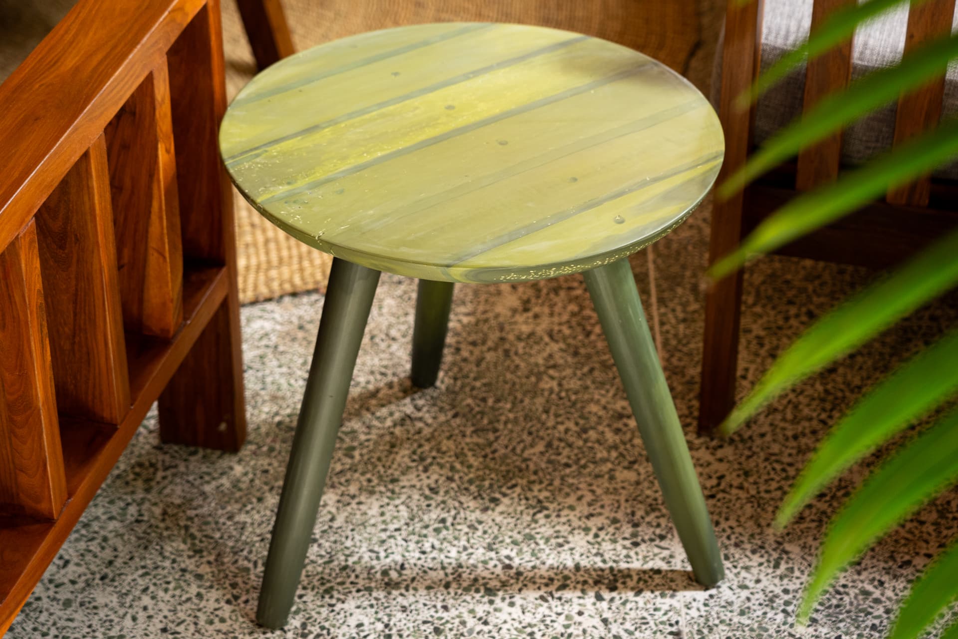 Close view of the olive marbled recycled plastic table top